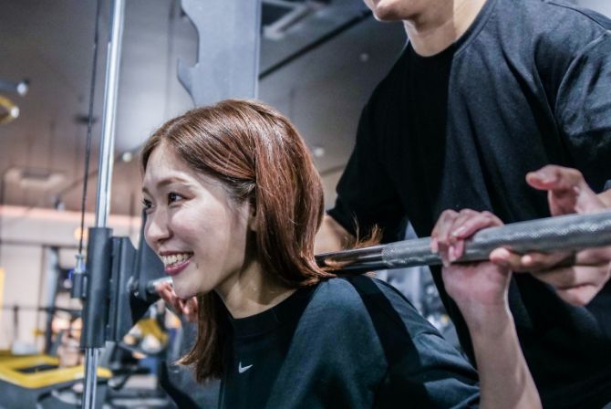 女性が板を持っている写真