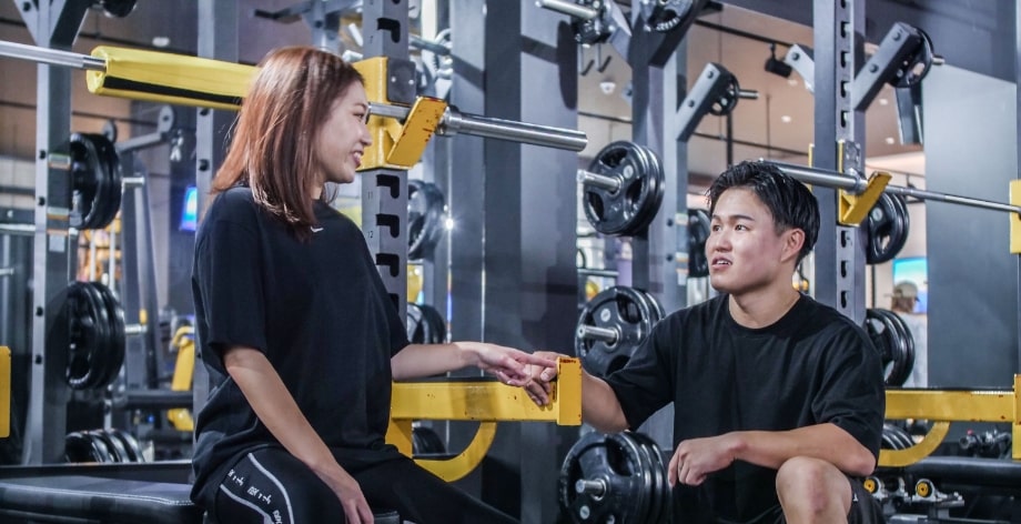 女性と男性が話している画像
